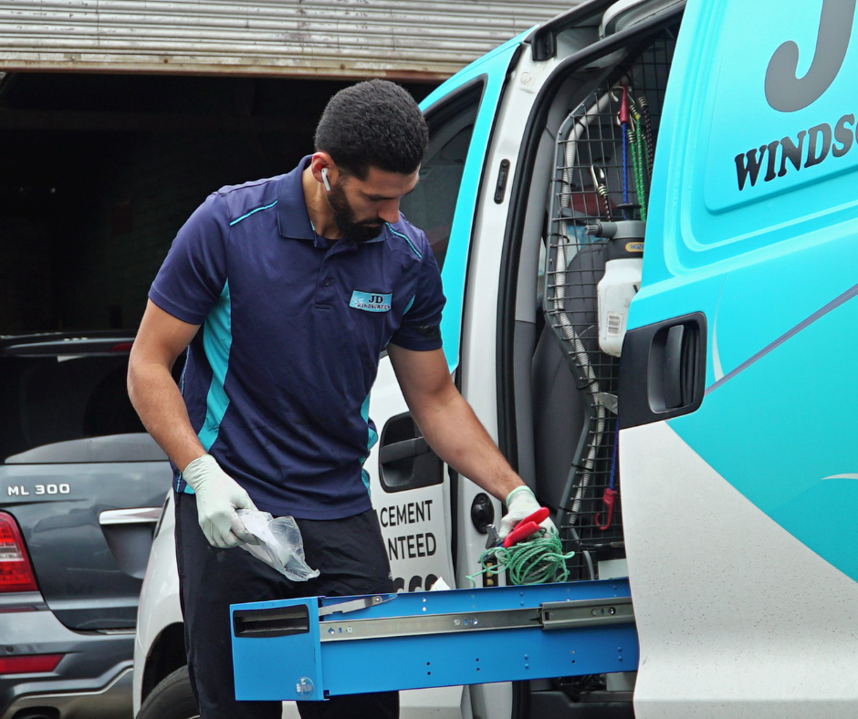 Avoid Costly Windscreen Replacement with JD Windscreens – Tips & Advice on Cracked Windscreens